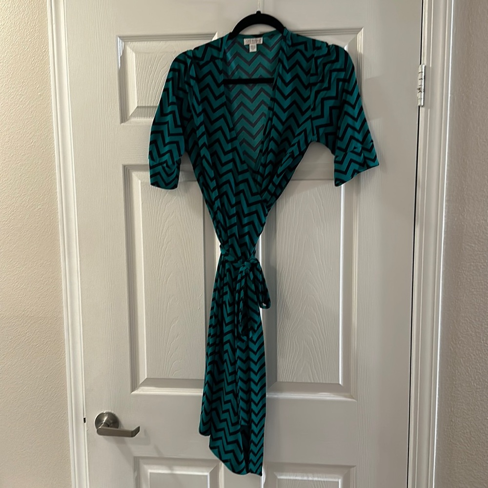 A Pea In the Pod Chevron Wrap Around Maternity Dress - green & black